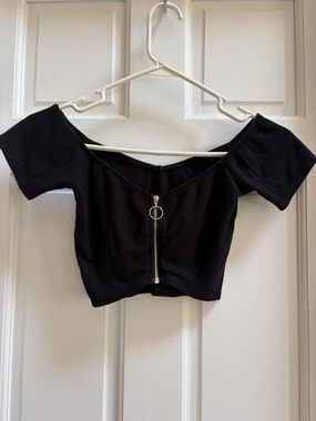 Off-Shoulder Black Ribbed Crop Top with Front Zip